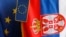 ILUSTRACIJA - Zastave EU i Srbije (Foto: Reuters/Ivan Milutinović)