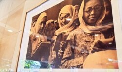 Muslimah Indonesia terekam dalam foto yang dipamerkan dalam pameran "Masa Depan Islam Indonesia" yang digelar di Auditorium Gedung Yayasan Badan Wakaf Universitas Islam Indonesia (UII), Yogyakarta, mulai 15 Juli - 15 Agustus 2019. (Foto: Nurhadi Sucahyo/V