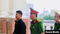 Nhà hoạt động Nguyễn Trung Trực bước vào phiên xử phúc thẩm ở tòa cấp cao Đà Nẵng 26/12/2018. Photo Facebook Nguyễn Văn Miếng