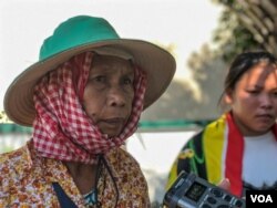 អ្នកស្រី សៀង ផាត់ អាយុ​៦១​ឆ្នាំ ជាម្តាយជន​រងគ្រោះ ឈ្មោះ សៀង សឿន ​ដែល​បាន​ស្លាប់នៅក្នុងការបាក់អគារនៅក្រុងកែប ខេត្តកែបកាលពីថ្ងៃសុក្រ ទី០៣ ខែមករា ឆ្នាំ២០២០។ (ខាន់ សុគុំមនោ/VOA)