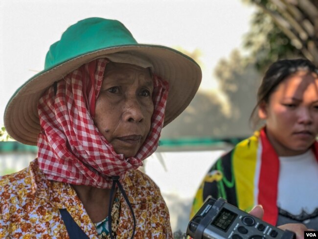 អ្នកស្រី សៀង ផាត់ អាយុ​៦១​ឆ្នាំ ជាម្តាយជន​រងគ្រោះ ឈ្មោះ សៀង សឿន ​ដែល​បាន​ស្លាប់នៅក្នុងការបាក់អគារនៅក្រុងកែប ខេត្តកែបកាលពីថ្ងៃសុក្រ ទី០៣ ខែមករា ឆ្នាំ២០២០។ (ខាន់ សុគុំមនោ/VOA)