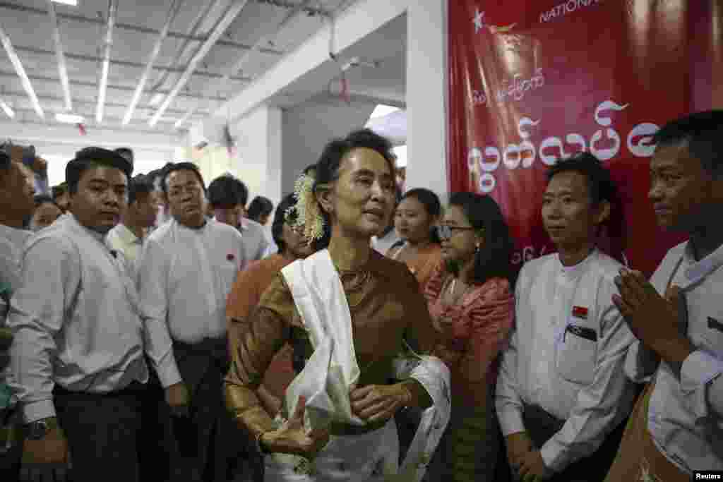ရန္ကုန္ၿမိဳ႕ NLD ရံုးခ်ဳပ္မွာ က်င္းပတဲ့ ဒီကေန႔ က်ေရာက္တဲ့ ၆၈ ႏွစ္ေျမာက္ လြတ္လပ္ေရးေန႔ အခမ္းအနား အမ်ိဳးသားဒီမိုကေရစီအဖြဲ႕ခ်ဳပ္ ဥကၠ႒ ေဒၚေအာင္ဆန္းစုၾကည္ ေရာက္ရွိ