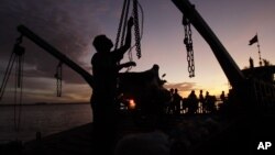 Cambodian passengers wait for crossing the Mekong river in early morning, at a ferry port in Phnom Penh, Cambodia, file photo. (AP Photo/Heng Sinith)