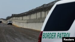 La Ley para la Construcción de la Confianza en Estados Unidos, autorizaría miles de millones de dólares para aumentar el número de agentes fronterizos.