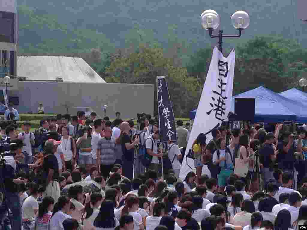 Ribuan mahasiswa berdemonstrasi di kampus Chinese University di Hong Kong (22/9). (VOA/Hai Yan) 