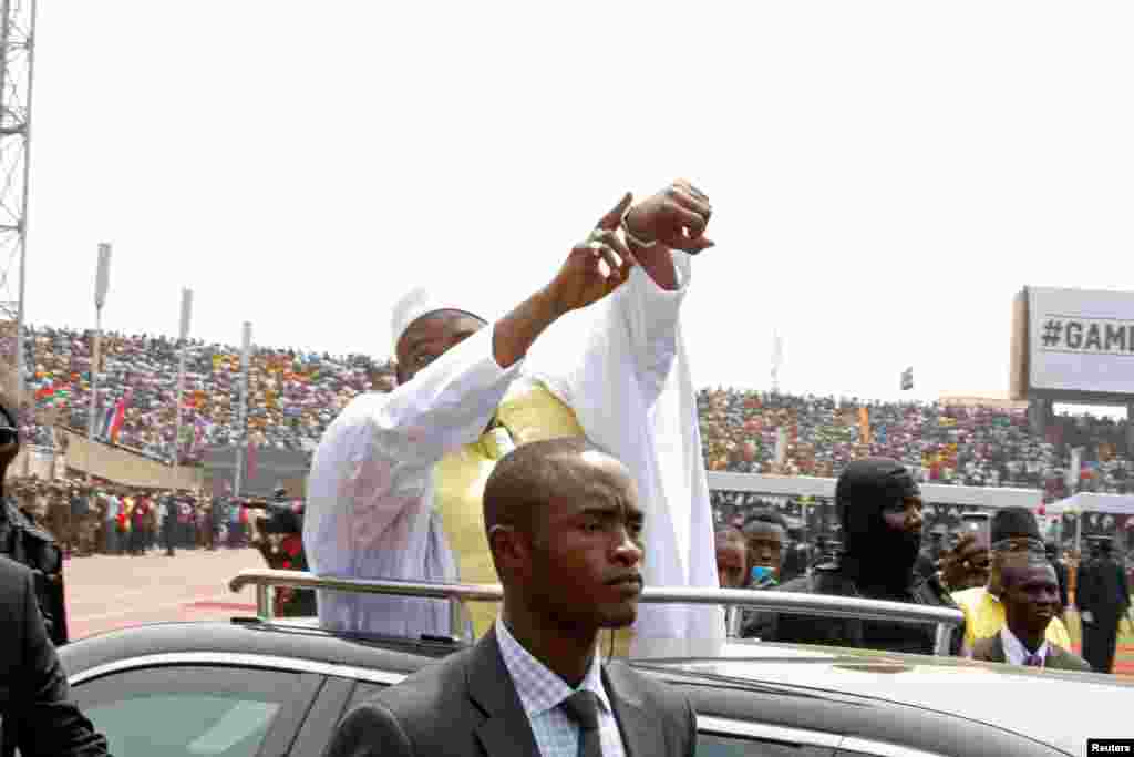 Le président gambien Adama Barrow arrive pour sa cérémonie de prestation de serment coïncidant avec le jour de l'indépendance de la Gambie au stade de l'indépendance, à Bakau, en Gambie, 18 février 2017. 