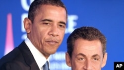 U.S. President Barack Obama (L) and France's President Nicolas Sarkozy shake hands during a joint press conference ahead of the start of the G20 Summit in Cannes November 3, 2011.