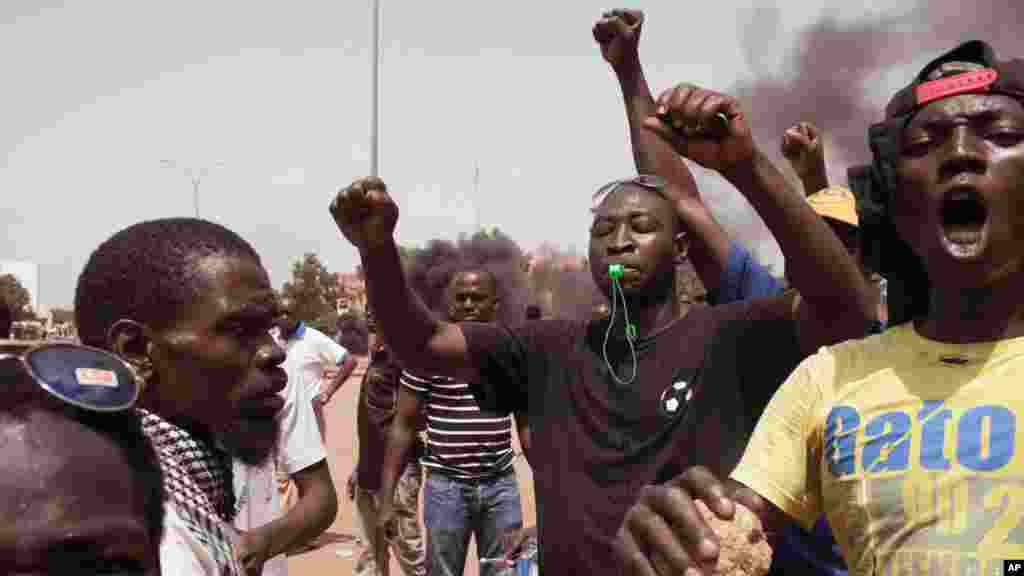 Des manifestants lancent des slogans après le coup d&#39;Etat à Ouagadougou, Burkina Faso, 17 septembre 2015.