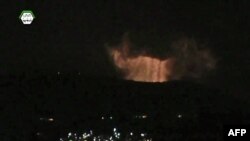 Hình ảnh chụp lại từ một đoạn video trên YouTube hôm 5/5/2013 những đám khói bốc lên cuồn cuộn từ Đỉnh Qasiun ở vùng Đông Ghouta bên ngoài thủ đô Damascus của Syria.