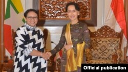 Menteri Luar negeri RI Retno Marsudi (kiri) saat bertemu Pemimpin Myanmar Aung San Suu Kyi di Myanmar, Senin 4 Sept 2017.