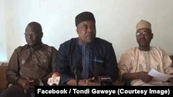 Ali Idrissa, Nouhou Arzika et Moussa Tchangari, figures de la lutte contre la loi des finances 2018, tiennent un point de presse à l’aéroport d’Agadez, Niger, 29 aouut 2018. (Facebook/Tondi Gaweye).