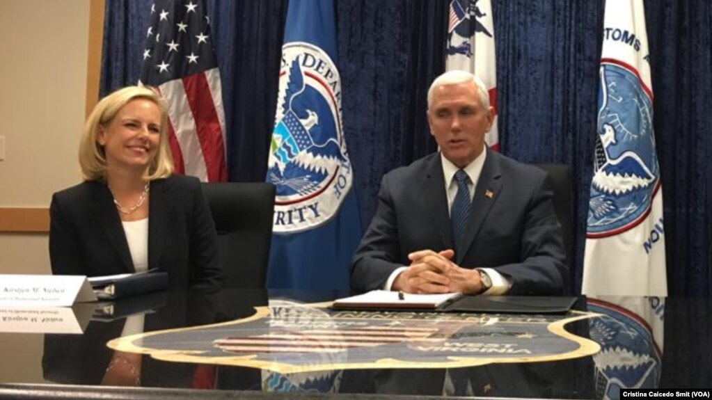 El vicepresidente de EE.UU., Mike Pence, (derecha) y la secretaria de Seguridad Nacional, Kristjen Nielsen, en el centro de capacitación de la Agencia de Protección de Fronteras y Aduanas, CBP, el miércoles, 13 de marzo de 2019.