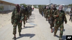 Para anggota kelompok militan Al-Shabab melakukan latihan di pinggiran Mogadishu, Somalia (foto: dok). 
