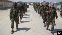 지난 2012년 3월 소말리아 모가디슈 외곽에서 이슬람 극단주의 무장단체 알샤바브가 행군하고 있다.
