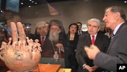 Ο Πρόεδρος Χριστόφιας, ο Αρχιεπίσκοπος Δημήτριος, και η υπουργός Κοζάκου -Μαρκουλή ξεναγούνται στην έκθεση.
