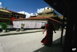 2006年7月5日，一名西藏僧人在西藏拉萨大昭寺的大厅行走