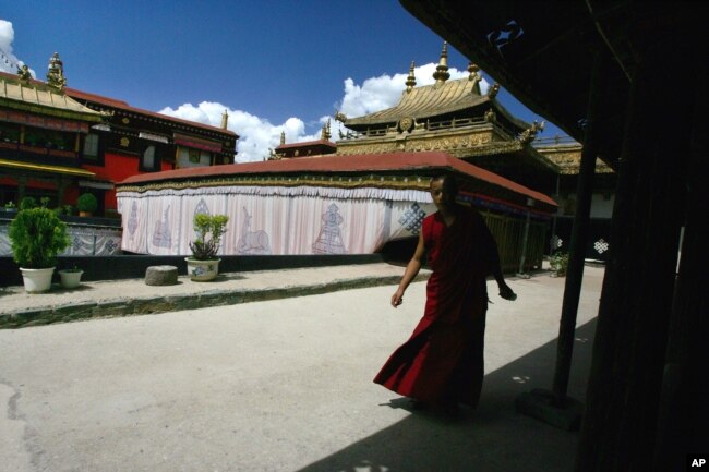 2006年7月5日，一名西藏僧人在西藏拉萨大昭寺的大厅行走