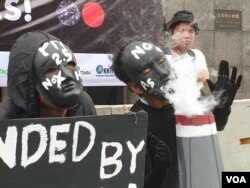 Aksi teatrikal 'Koalisi untuk Keadilan Energi' di depan Kedutaan Jepang mengkritik bantuan Jepang dalam proyek batu bara di Indonesia. (Foto: VOA/Rio Tuasikal)
