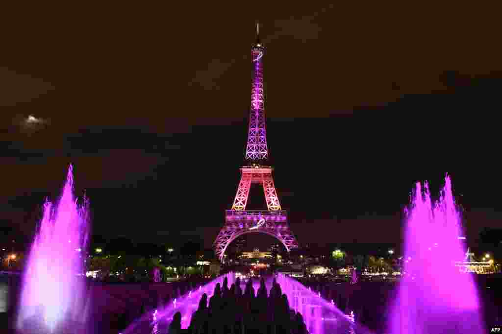 Menara Eiffel menyala dalam warna pink (merah muda) untuk merayakan&nbsp;Bulan Kesadaran Kanker Payudara di Paris. 