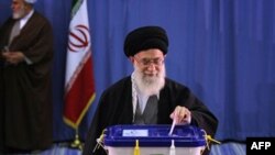 Vrhovni lider Irana ajatola Hamenei prilikom glasanja na parlamentarnim izborima