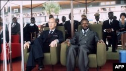 Le président français Valery Giscard d'Estaing et le président de la République centrafricaine Jean-Bedel Bokassa assistent à une cérémonie à Bangui, lors de la visite officielle du président français, le 5 mars 1975.