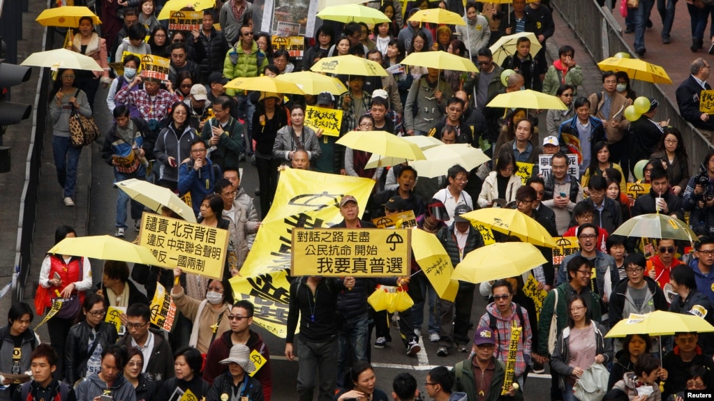 Cần nghiêm chỉnh xem xét bộ luật hình sự cho rõ ràng hơn để tránh việc kết án tùy tiện những người đối lập bất đồng chính kiến. Việc có luật lệ biểu tình để người khác ý bày tỏ chính kiến là đều hết sức cần thiết. Hình minh họa từ các cuộc biểu tình ở Hong Kong năm 2015.
