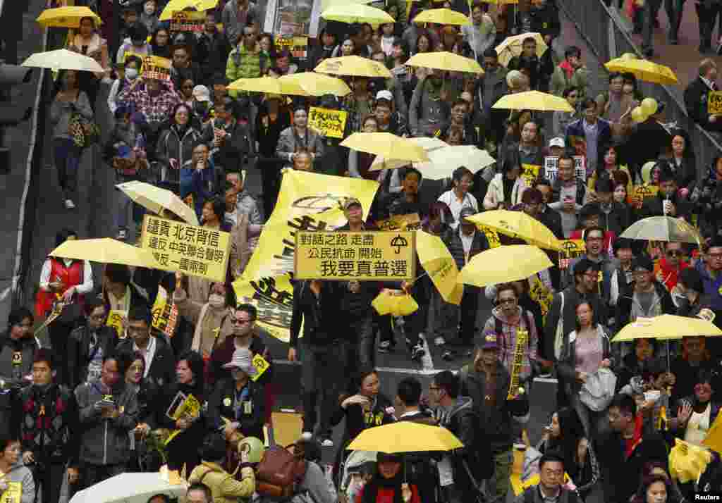 ہانگ کانگ میں جمہوریت نواز مظاہرین نے گزشتہ سال کی طرح ایک بار پھر شہر کی سڑکوں پر اتوار کو مظاہرہ کیا۔