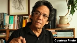 FILE - Reinaldo Escobar, 14medio editor, says more openness is 'positive' for Cuba but economic benefits 'haven't really reached' most Cubans.