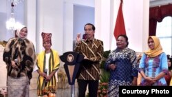 Presiden Jokowi berdialog dengan perwakilan aktivis perempuan di Istana Negara, Jakarta, Rabu (6/3) (Foto: Biro Pers Sekretariat Presiden).