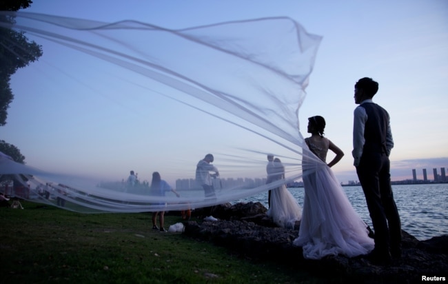 江苏省苏州市的年轻人在拍摄婚纱照。（2021年8月13日）