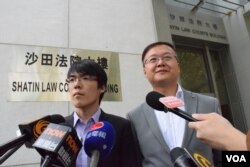 香港公民黨成員李俊晞(左)提出「一屋多姓」及地址不存在等，有問題的選民登記個案。（美國之音湯惠芸攝）