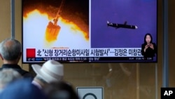 13일 한국 서울역에 설치된 TV에서 북한의 순항미사일 발사 보도가 나오고 있다.