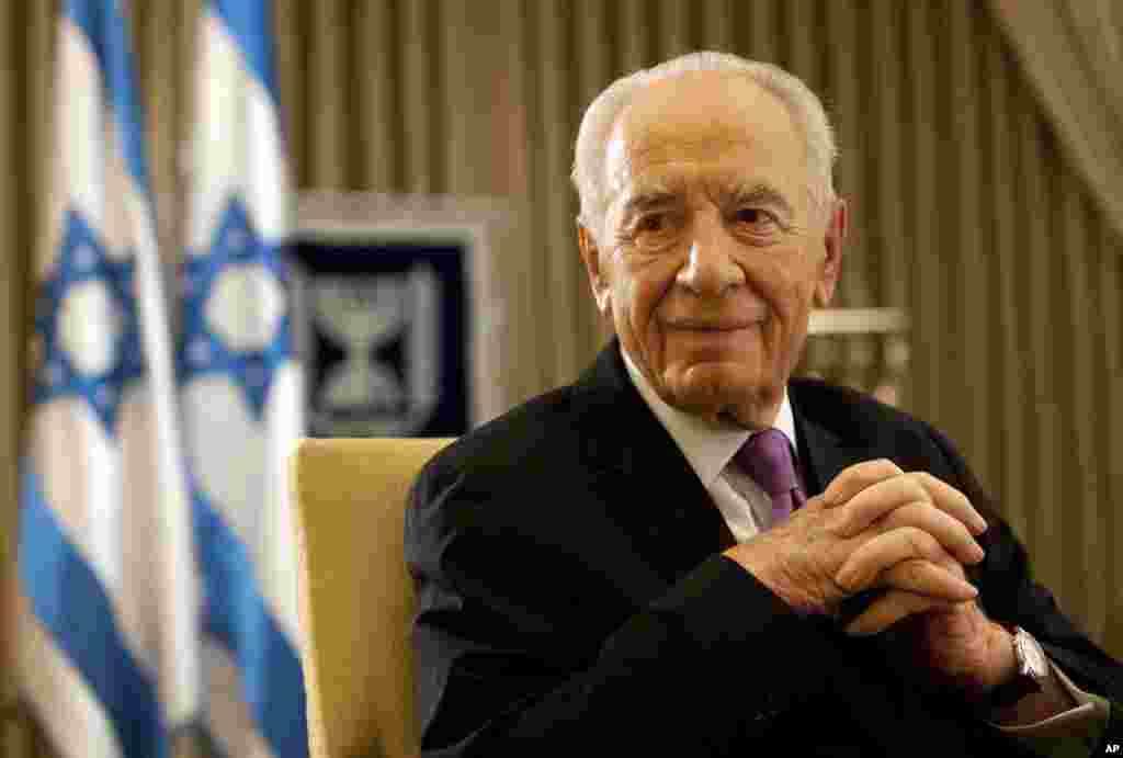 Tổng thống Israel Shimon Peres trả lời phỏng vấn với hãng tin AP tại tư gia của ông ở Jerusalem, 16/6/2011.