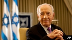 Ông Shimon Peres trả lời phỏng vấn với hãng tin AP ở Jerusalem, 16/6/2011.