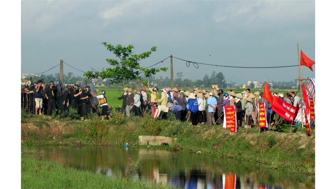 Một vụ cưỡng chế đất đai ở Nam Định năm 2012.