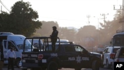 En esta foto del 2 de diciembre de 2015, la policía federal, que ahora está a cargo de la seguridad, patrulla Iguala, México.