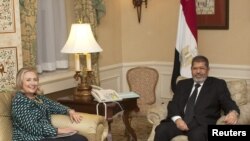 Menlu AS Hillary Clinton bertemu Presiden Mesir Mohamed Morsi di sela agenda pertemuan Sidang Umum PBB di Markas Besar PBB di New York (24/9).