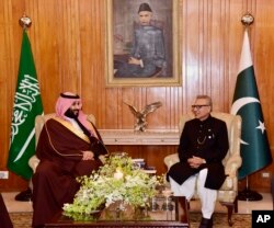 임란 칸 파키스탄 총리(오른쪽)와 모함마드 빈 살만 사우디 왕세자가 18일 파키스탄 수도 이슬라마바드 대통령궁에서 만나 회담하고 있다.