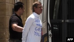 Les agents de sécurité chypriotes escortent l’Egyptien Seif al-Din Mohamed Mostafa, accusé d’avoir détourné un avion d’EgyptAir et détourné à Chypre le 29 mars, à une audience d’extradition devant le tribunal de la capitale Nicosie, le 13 mai 2016.