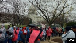 Para demonstran menyerbu kantor sejumlah anggota DPR AS di Capitol Hill (6/12).