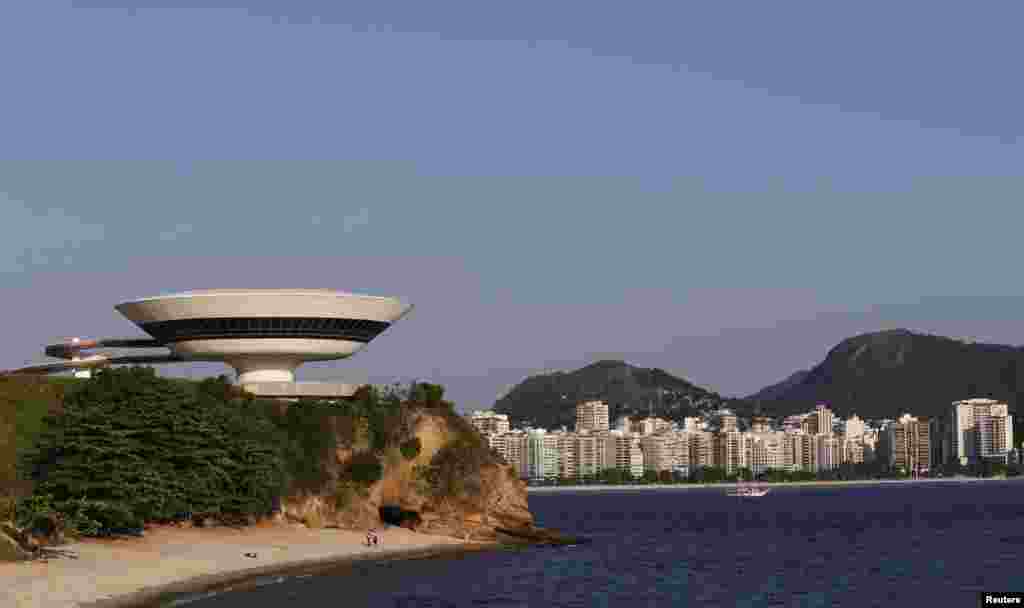 Museu de Arte Contempor&acirc;nea, uma obra de &nbsp;Oscar Niemeyer em Niter&oacute;i, arredores do Rio de Janeiro