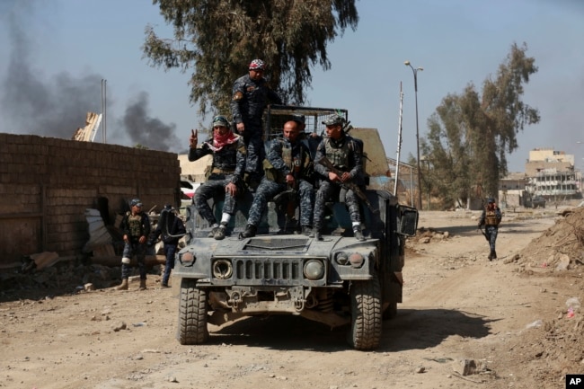 Iraqi security forces advance during fighting against Islamic State militants in western Mosul, Iraq, March 7, 2017.