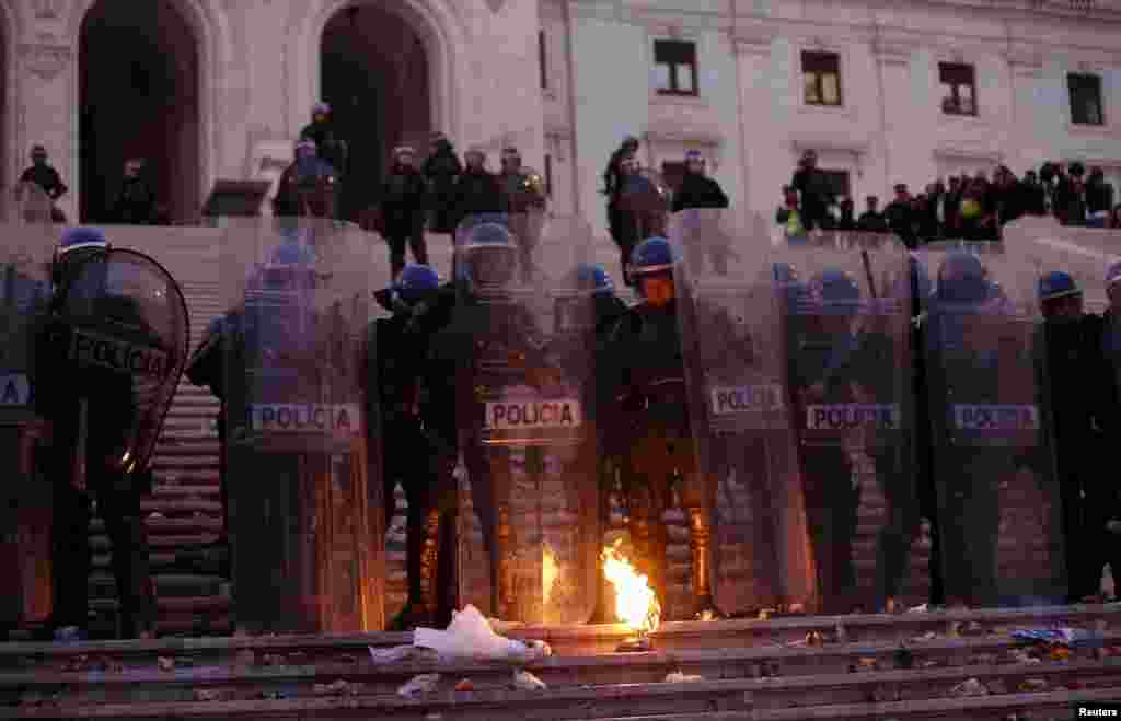 Polícia portuguesa de guarda ao parlamento durante manifestação