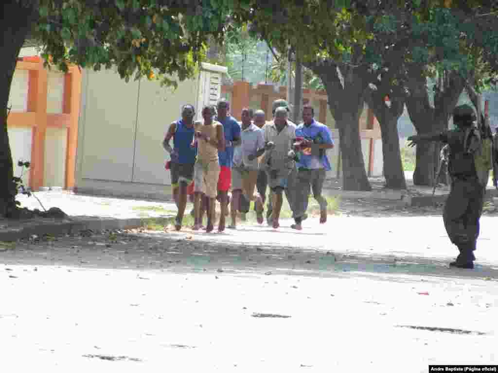 Invasão da casa de Afonso Dhlakama pela polícia nas Palmeiras, na Beira 