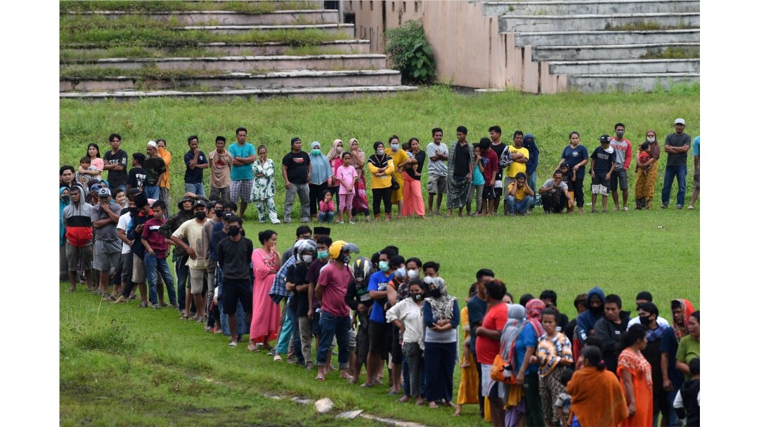 Para pengungsi antre di Stadion Manakarra setelah gempa bumi kuat mengguncang Mamuju, Sulawesi Barat, Minggu, 17 Januari 2-21. (Foto: Sigid Kurniawan/Antara via Reuters)