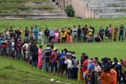 Para pengungsi antre di Stadion Manakarra setelah gempa bumi kuat mengguncang Mamuju, Sulawesi Barat, Minggu, 17 Januari 2-21. (Foto: Sigid Kurniawan/Antara via Reuters)