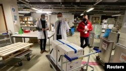Prve vakcine Fajzera i Bajonteka za Belgiju dostavljaju se bolnici u Luvenu, 26. decembra 2020. 