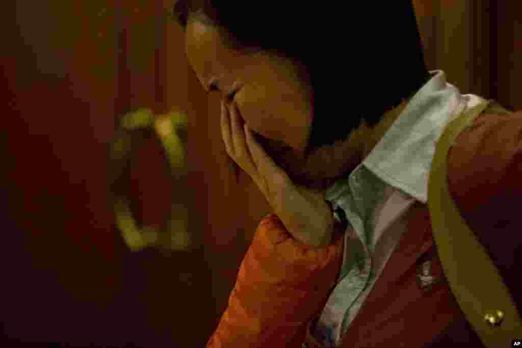 گریان و خسته از بی خبری از بستگانی که در پرواز ام اچ ۳۷۰ بودند و با گذشت ساعت ها احتمال دیدارشان کمتر و کمتر می شود - پکن، ۱۴ مارس ۲۰۱۴
