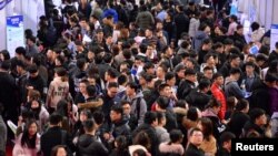 资料照：寻找工作的中国年轻人在辽宁沈阳举行的一个招聘会。 （2019年3月21日）