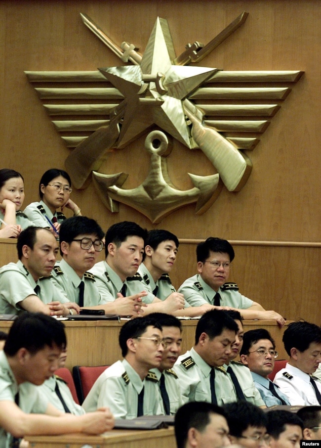 2000年7月13日，中国军官在北京的国防大学里倾听来访的美国国防部长科恩的演讲